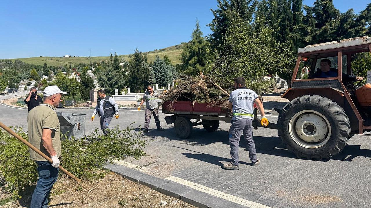 BAYRAM ÖNCESİ MEZARLIKLAR BAKIMDA