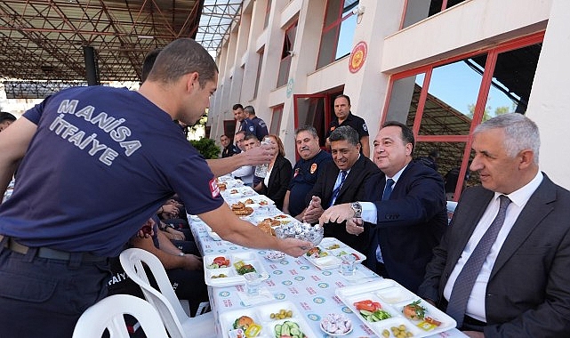 İtfaiye Haftası Ziyaretinde Kahramanlara Şükran: Dutlulu, Manisa İtfaiyesiyle Fotoğraf ve Sohbetler