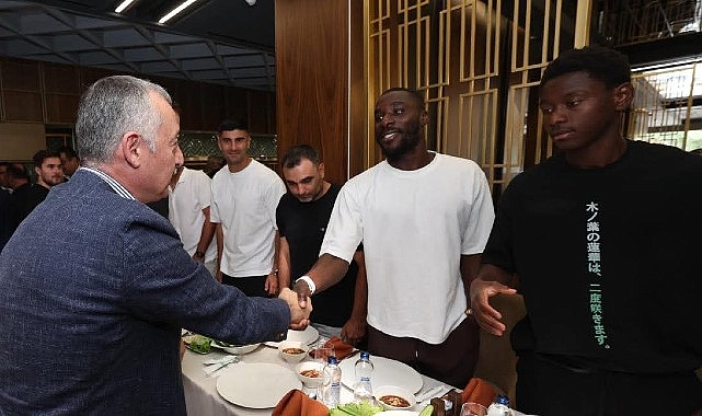 Kocaelispor için Moral Yemekte Bir Araya Gelen Yetkili Akşamı: Başkana Güven, Oyunculara Destek