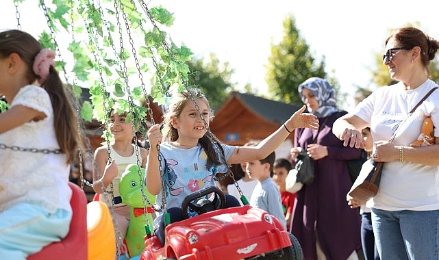 Menekşe Parkı’nda 90’lar Yaza Veda Festivali Coşkusu ve Nostalji Dolu Anlar