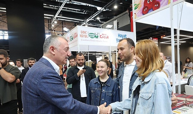 15. Kocaeli Kitap Fuarı Kapılarını Açtı: Başkan Tahir Büyükakın Stantları Ziyaret Etti