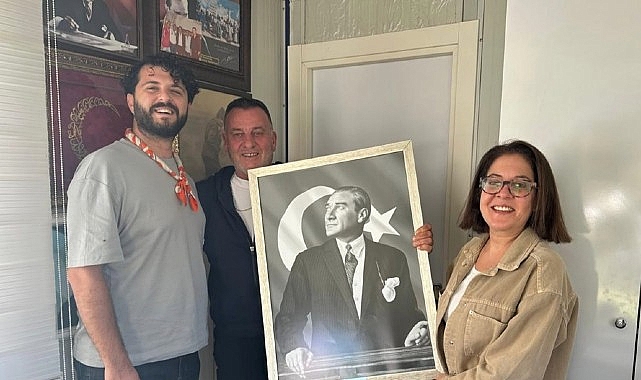 Çeşme'de Muhtarlar Haftası İçin Anlamlı Hediye: Atatürk Portresiyle Dayanışma Vurgusu