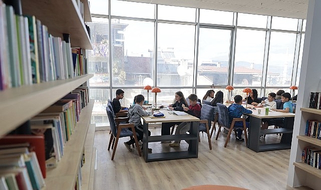 Güzelyalı’da Cumhuriyet Kütüphaneleri: Sessiz Çalışma Alanları ve Ücretsiz İnternetle Gençlerin Tercihi