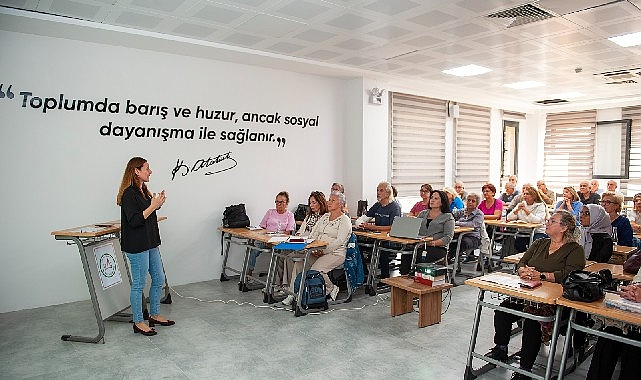 Karşıyaka'da 3. Yaş Üniversitesi'nde Yeni Dönem Başladı: 63 Öğrenciyle Sağlıklı ve Aktif Yaşa Doğru