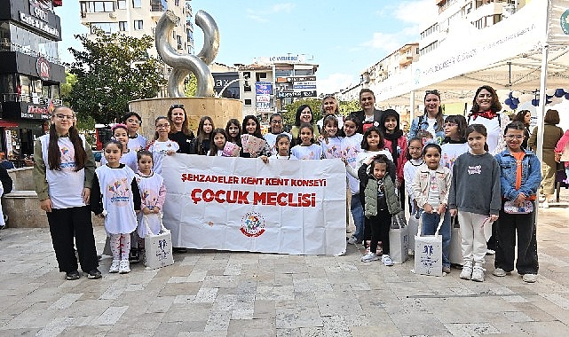 Manisa’da Dünya Kız Çocukları Günü 15 Temmuz Demokrasi Meydanı’nda Farkındalık Stantı ile Kutlandı