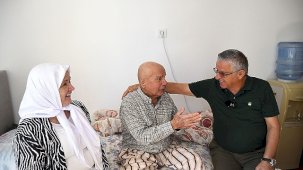 Kemer'de 1 Ekim Dünya Yaşlılar Günü Ziyareti: Başkan Topaloğlu ve Ekip Yaşlılarımızı Dinledi