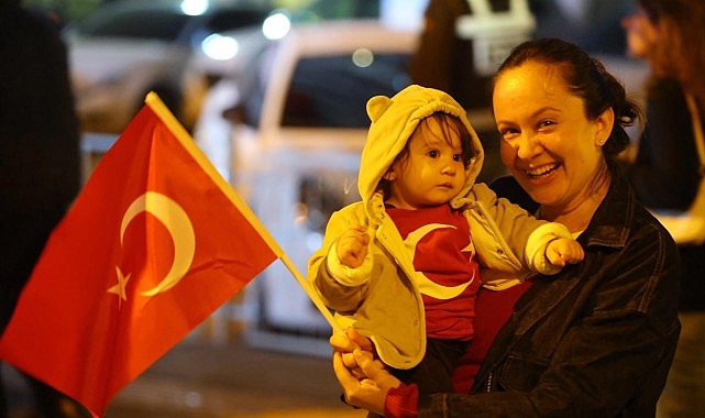Cumhuriyet Kortejiyle 102. Yıl Coşkusu Karabağlar’da Yaşatıldı