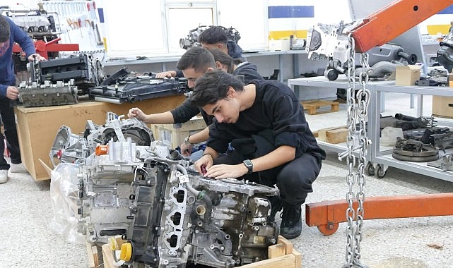 Renault Türkiye'den Ege Meslek Yüksekokulu Otomotiv Teknolojisi Programı İçin Önemli Ekipman Desteği