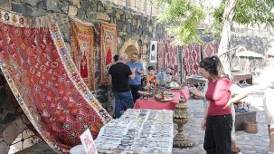Nevşehir Kalesi'nde Anti̇ka Pazarı Geri Döndü: Tarihi Atmosferde Ailece Ziyaretler