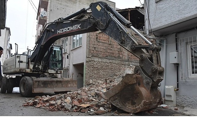 Gemlik’te Güvenlik ve Deprem Hazırlığı İçin Metruk Binalar Hızla Yıkılıyor
