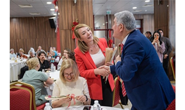 Huzurevi Bahçesinde Öğretmenler Günü Coşkusu: Emekli Öğretmenler İçin Anlam Dolu Anlar