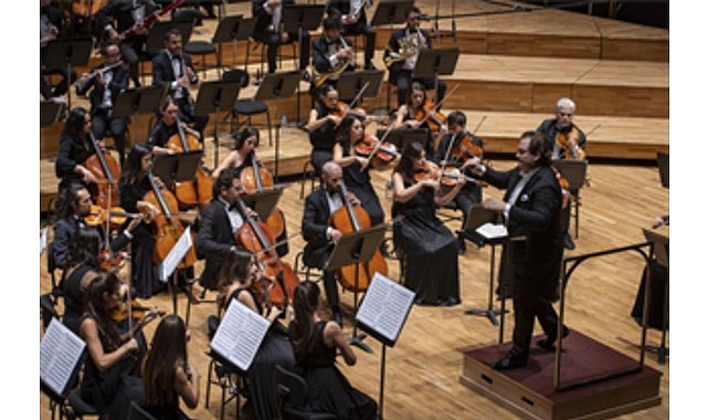 İzmir Oda Orkestrası: 2025-2026 Sezonunda Dopdolu Konser Takvimi ve Yeni Yıl Sürprizi