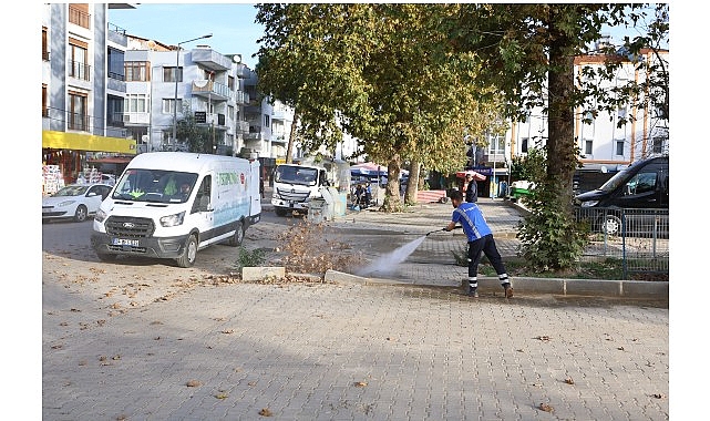 İzmir'de Mahalle Temizliği: Ekipler Sabahın İlk Işıklarında Başladı
