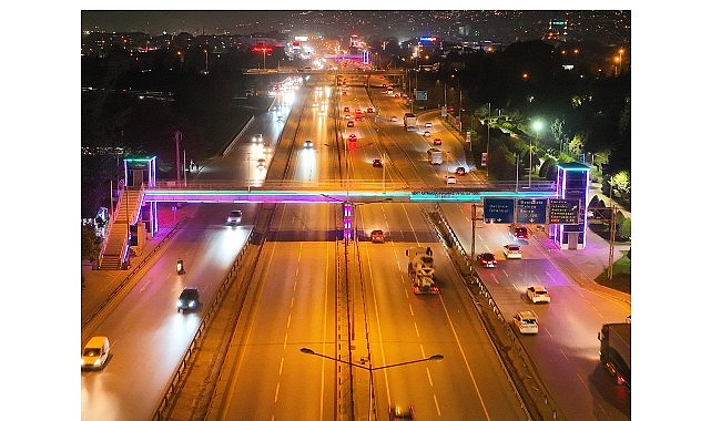 Kocaeli Bilişim Fuarı İçin Şehrin Üst Geçitleri ve Köprüleri Turkuaz ve Morla Aydınlandı