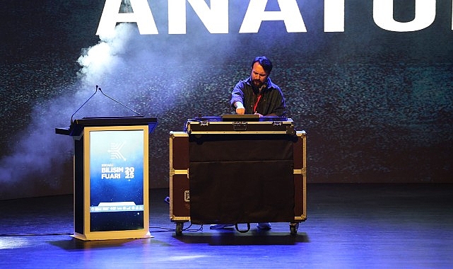 Kocaeli Bilişim Fuarı'nda Yapay Zeka ile Müzik Deneyimi: Nikbinler ve Anatolian Lab'dan Yenilikçi Performans