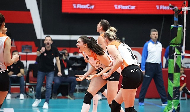 Olympiacos Piraeus - Eczacıbaşı Dynavit: Dünya Sporunda Gecenin Son Hücresiyle 3-2'lik Kayıp