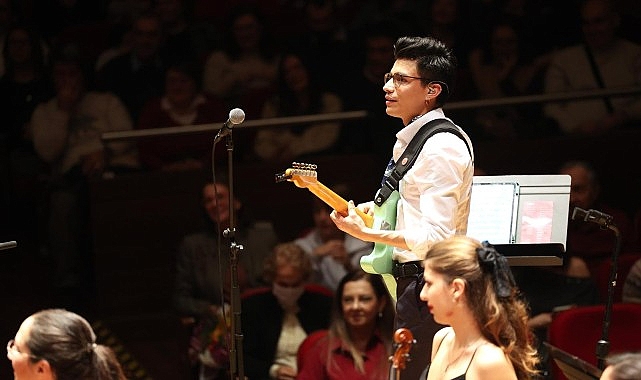 İzmir Oda Orkestrasıyla Latin Ritmi: Yeni Yıl Konseri AASSM’de Los Putitosyle Coştu