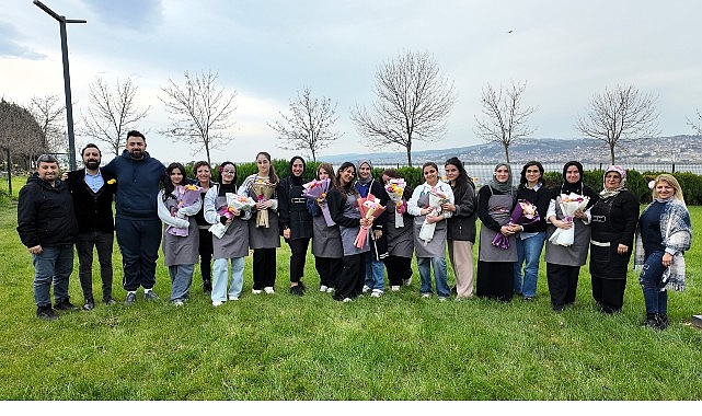 İzmit Beyaz Kalpler'de Canlı Çiçek Tasarımı Workshop'ı ve 8 Ay Öğrenci Programı
