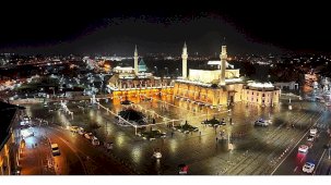 Mevlana Şeb-i Arus Haftası İçin Şehir Işıklarıyla Gelen Misafirleri Karşılama Annesi Konya