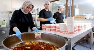 Seferihisar’da Sosyal Belediyecilikle Sıcak Yemek Desteği Her Gün Artarak Devam Ediyor