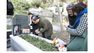 Ayla Algan Anısına Bir Törenin Hatıraları ve Anlatılar: İnsan İlişkilerine Dokunan Anlar
