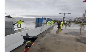 Kordon’da Geçici Fırtına Duvarı ile Deniz Taşkınlarına Karşı Proaktif Önlem