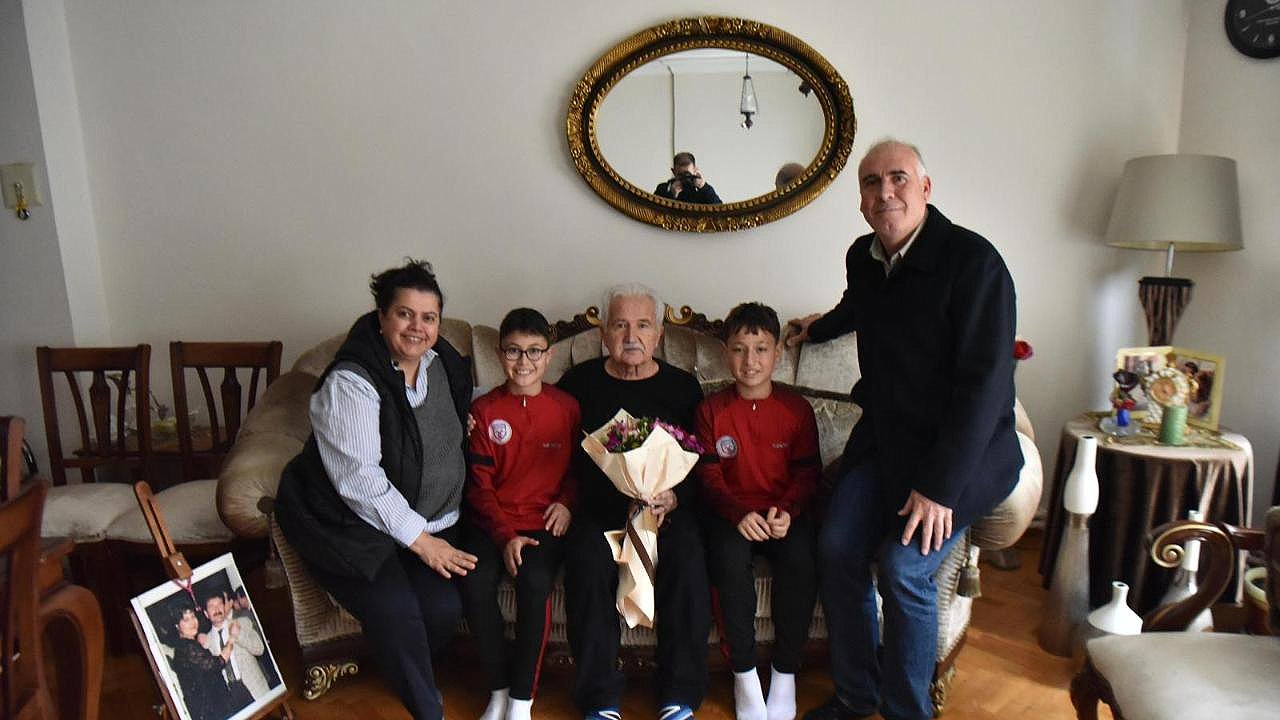 ALTIEYLÜL’DE YAŞLILARA SAYGI HAFTASI’NDA ANLAMLI ZİYARET