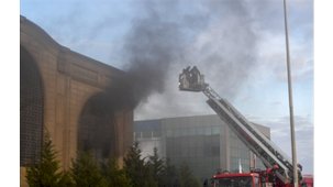 İzmir Menderes’te Yalıtım Fabrikasında Yangın: Hızlı Müdahaleyle Kontrol Altında