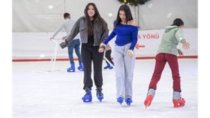 İzmir’de Yeni Yıl Buz Pistleriyle Kış Coşkusu Kültürpark ve Bostanlı’da Devam Ediyor