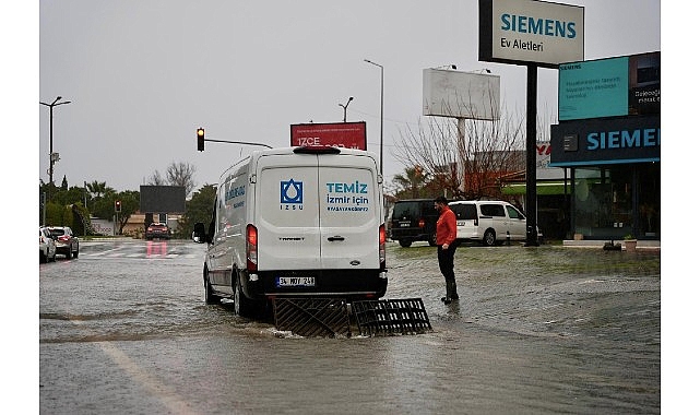 Çeşme'de Yağışla Mücadele: Ekipler Gün Boyu Koordineli Çalışıyor