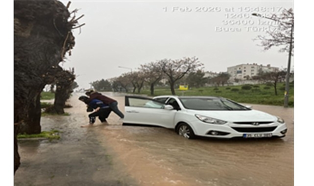 İzmir'de Turuncu Alarm ve Zabıta Ekiplerinin Hızlı Kurtarma Operasyonu