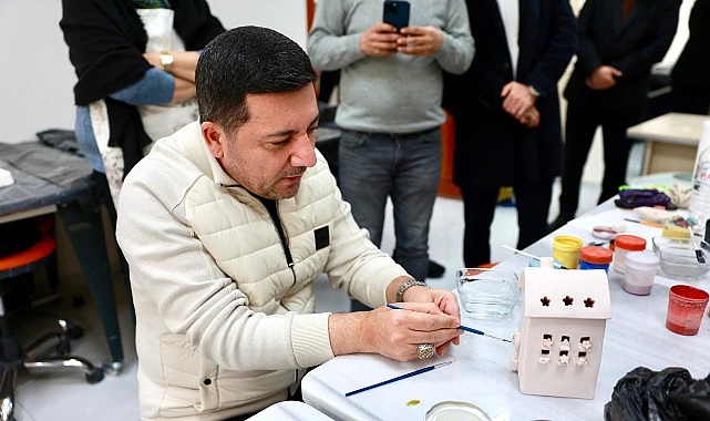 Rasim Arı, KAÇEM Seramik Atölyesi’nde Elle Biçimli Mumluk Sanatıyla Buluştu