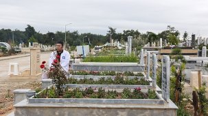 Antalya’da Deprem Kurbanları İçin Anma: Üçüncü Yıldönümünde Mezarlıkta Dua ve Bakım