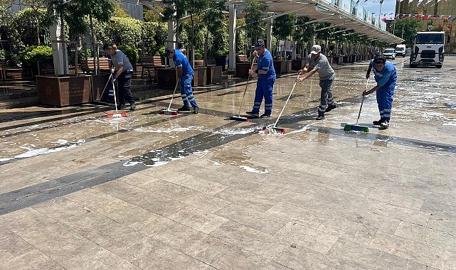 Atatürk Kent Meydanı Temizliğinde Bayram Öncesi Yoğun Çalışma