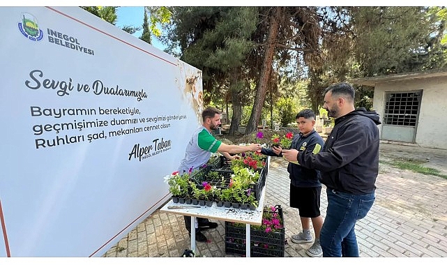 İnegöl’de Mezarlık Ziyaretlerine 6 Bin Çiçekle Destek