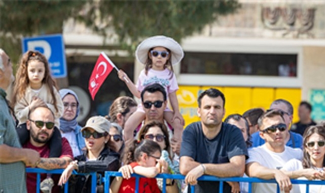 İzmir’de 19 Mayıs Coşkusu Cumhuriyet Meydanı’nda Resmi Törenle Başladı