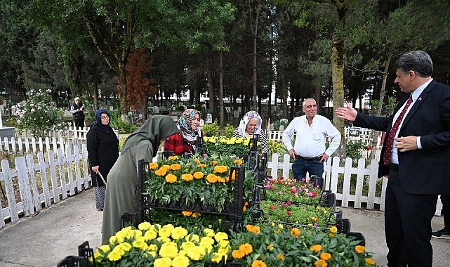 Kartepe'de Arife Gününde Mezarlık Ziyaretlerine Özel Çiçek Dağıtımı