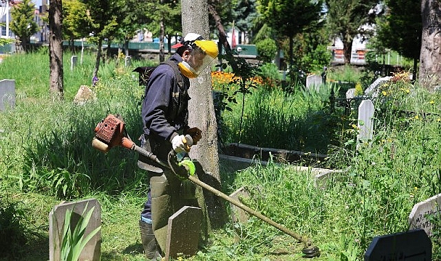 Kartepe’de Kurban Bayramı Öncesi Mezarlık ve Yeşil Alanlarda Seferberlik