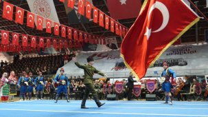 Balıkesir’de 19 Mayıs Coşkusu: Anıt Önünde Başlayan Tören Spor Salonunda Doruğa Ulaştı