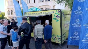 Kurban Bayramı Sonrası Halkla Paylaşımlar: Aydın Büyükşehir Belediyesi’nden Şeker ve Limonata İkramı