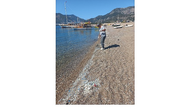 Ulupınar Çıralı Sahilinde Plastik Atıklarla Mücadele: Belediye Ekipleri Devam Eden Temizlik Çalışmaları