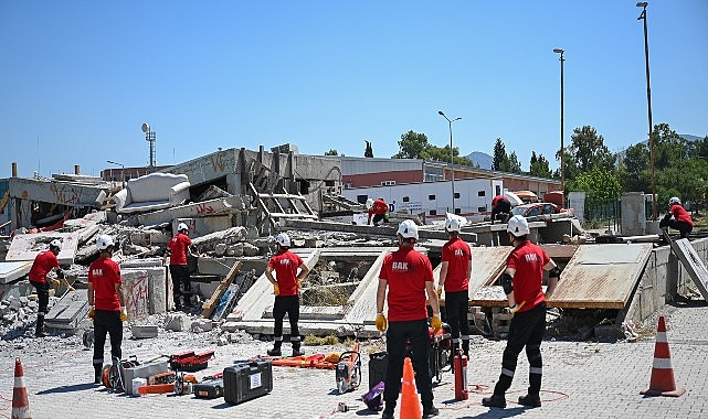 Bornova BAK Ekibi AFAD İzmir Tatbikatında Kritik Arama-Kurtarma Yetkinliklerini Gösterdi