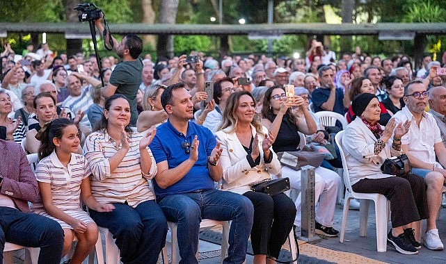 Bornova Halk Dansları Festivali 5. Yılında Kaşıkların Ritmiyle Doğdu: Kültürler Buluşuyor