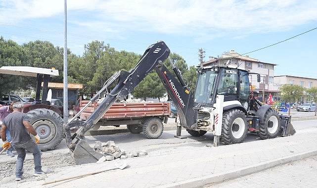 Burhaniye’de Fen İşleri Ekipleri Yol ve Kaldırım Çalışmalarını Sürdürüyor