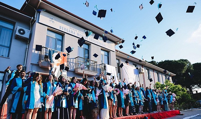 DEÜ Bergama MYO 2025-2026 Mezuniyet Töreni: Gençler Geleceğe Umutla Yürüdü