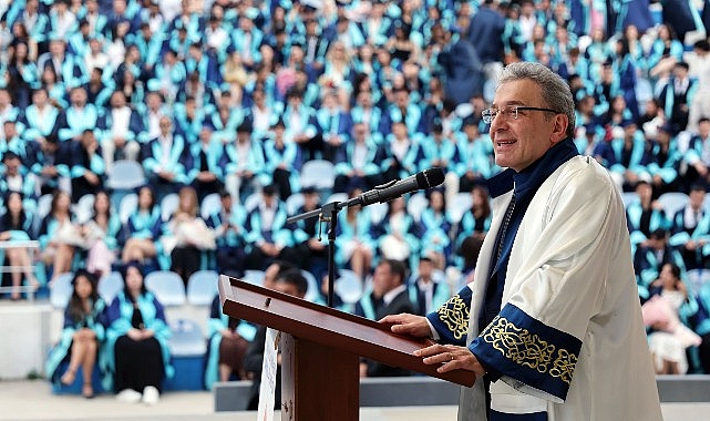 DEÜ İzmir MYO 2025-2026 Mezuniyet Töreni: Yolculuğa Uğurlama ve Gurur Dolu Anlar