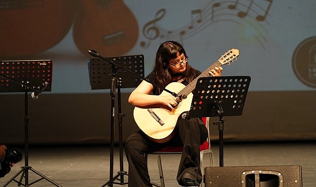 Gebze'de Müzik Dolu Bir Hafta Sonu: Ukulele ve Gitar Öğrencileri Sahne Aldı