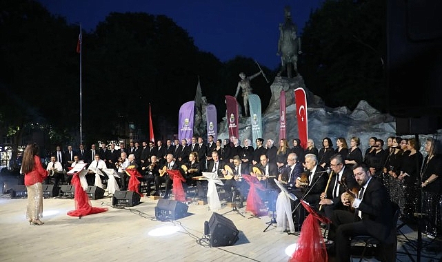 Heykel Meydanı'nda İnegöl Belediyesi Türk Sanat Müziği Korosu Coşkusu
