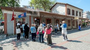 Açık Hava Kent Müzesi: Ücretsiz Rehberli Turlar Karşıyaka’da Büyük İlgi Görüyor