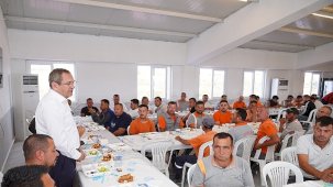 Ayvalık'ta Temizlik Çalışanlarına Destek ve Sorumluluk Çağrısı